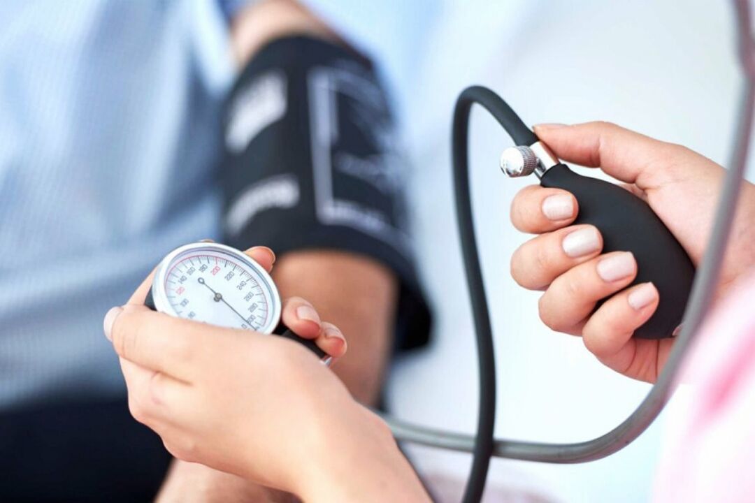 Persistente aumento della pressione sanguigna - un segno di ipertensione